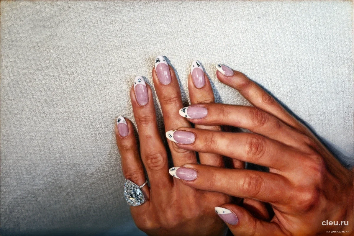 Кайли Дженнер изменила классический френч: одна деталь нарушила традиции маникюра